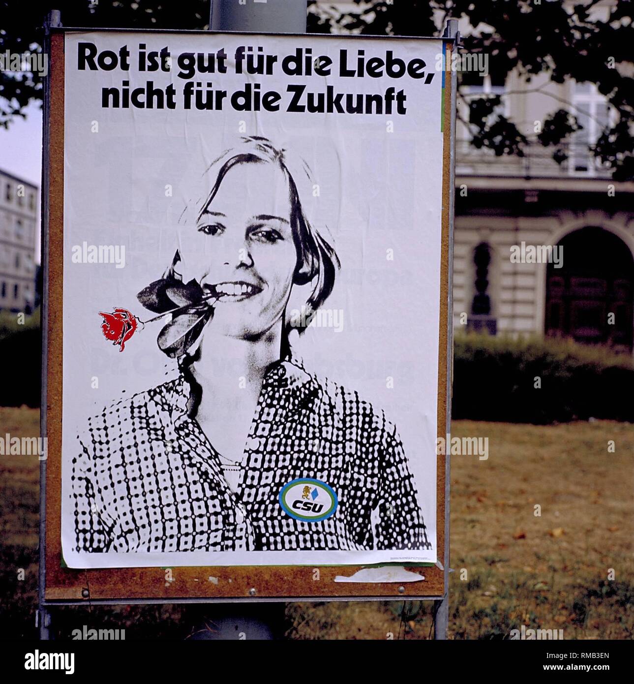 Plakat der CSU für den Bundestagswahlkampf 1976: 'Rot für die Liebe gut ist, nicht für die Zukunft". Stockfoto