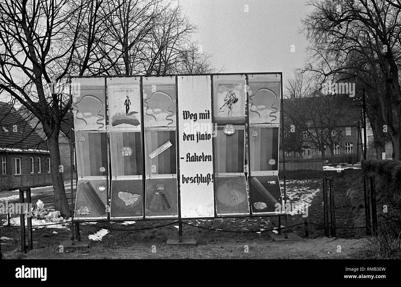 Propaganda Poster in der DDR gegen die NATO-Doppel die Entscheidung mit den Worten "Weg mit den NATO-Rakete Entscheidung'.' Stockfoto