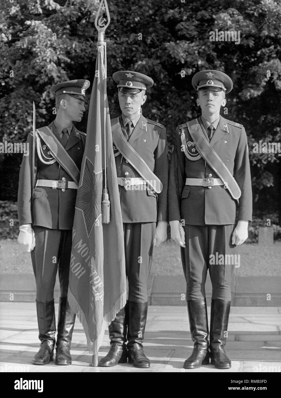 Russische Soldaten nehmen an den Feiern in der DDR auf den 40. Jahrestag der 'Befreiung'. Stockfoto