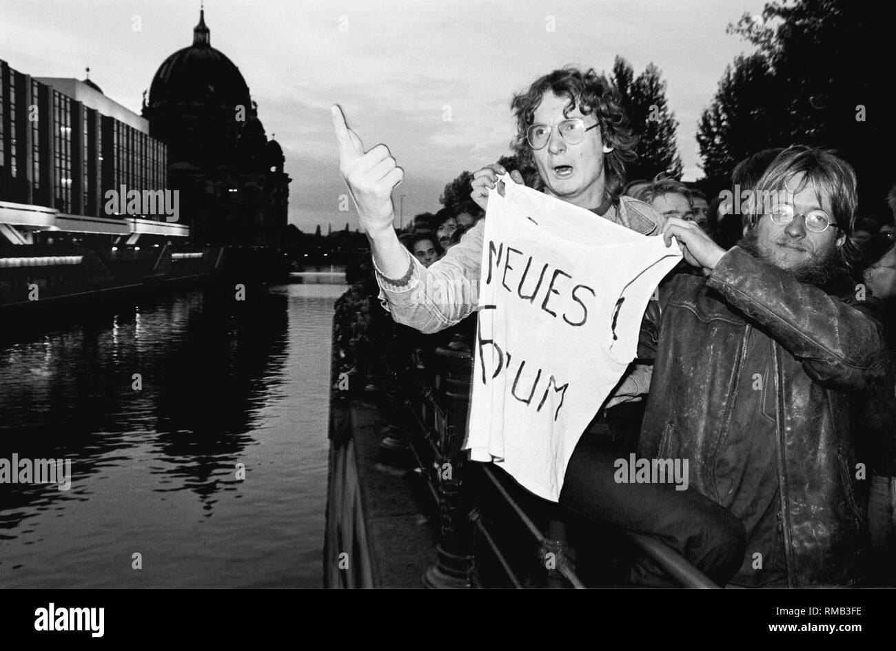 Zum 40. Jahrestag der Gründung der DDR erfolgt eine spontane Demonstration der Opposition und der bürgerrechtsbewegungen. Es sind die Anrufe für die Pressefreiheit und freie Wahlen. Die Öffnung der Grenzen zum ersten Mal gefordert. Das Bild zeigt die Demonstranten an den Bahnanlagen, wo die Partei- und Staatsführung der DDR in einem Festakt feiern. Stockfoto
