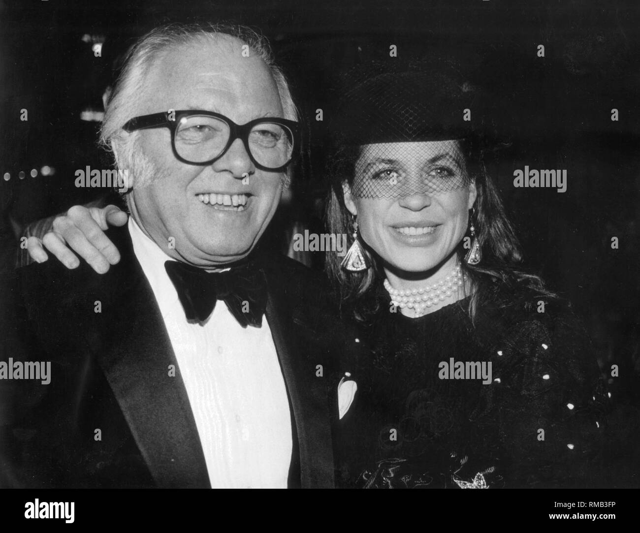 Hollywood Star Linda Hamilton und Produzent Sir Richard Attenborough an den Deutschen Filmball München im Jahr 1986. Stockfoto
