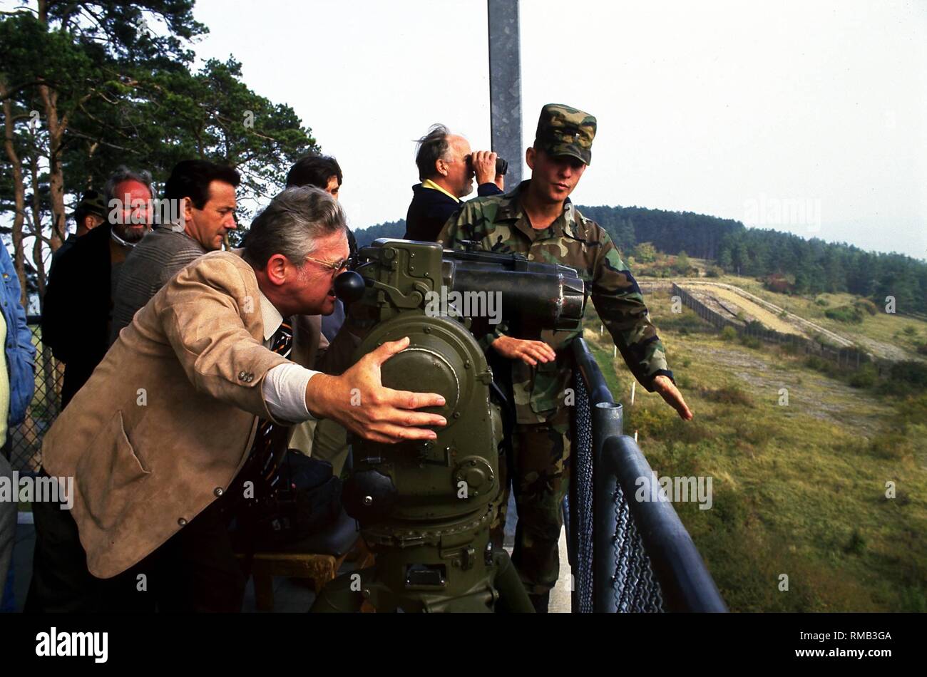 Besucher beobachten, DDR-Gebiet an der amerikanischen Basis 'Alpha'. Im Hintergrund, die Linie Zaun. Stockfoto