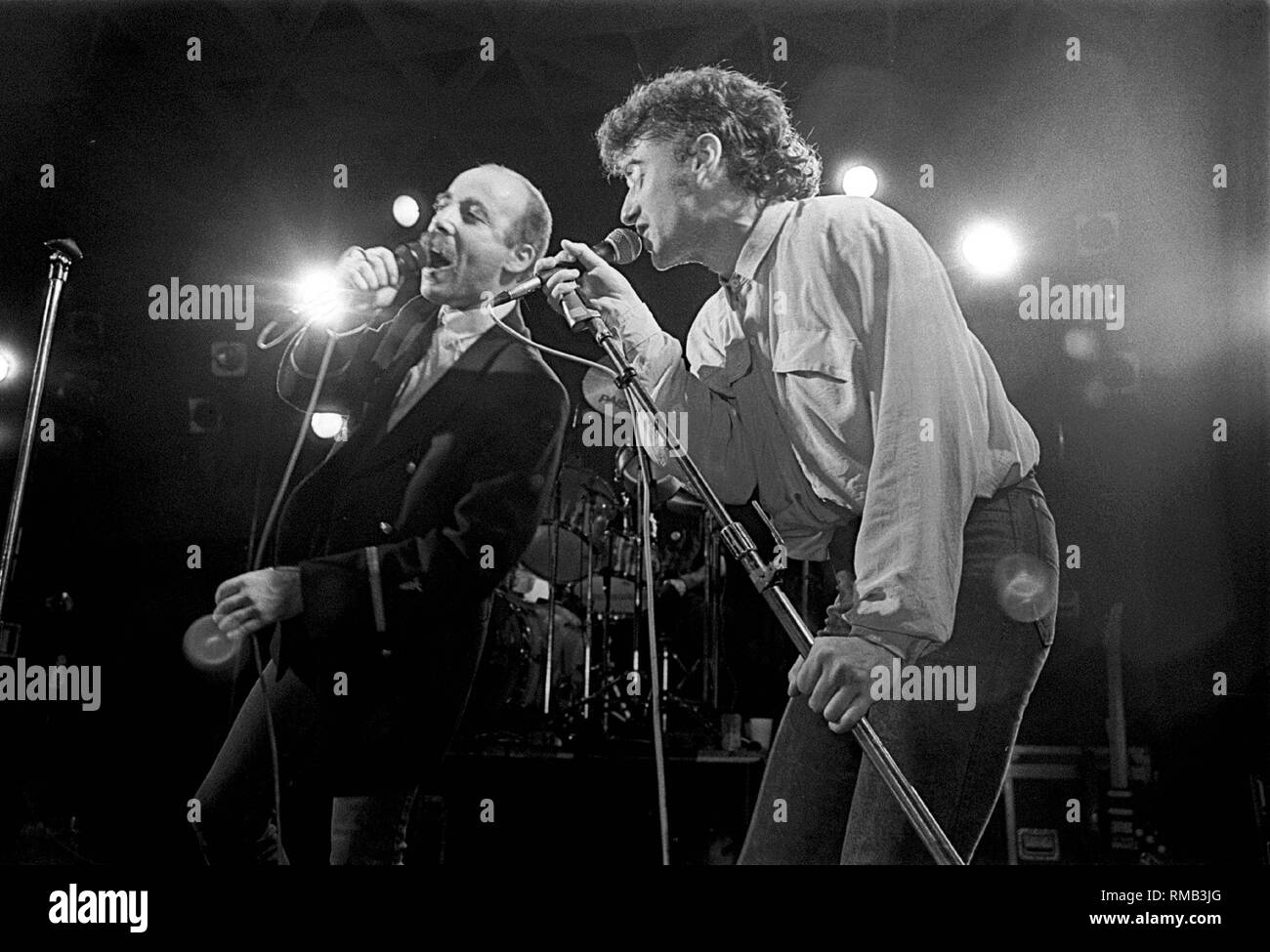 Deutschland, Berlin, 09.11.1988, Konzert zum Gedenken an die Reichspogromnacht, Tony Krahl von City und Andre Herzberg Der band Pankow. Stockfoto