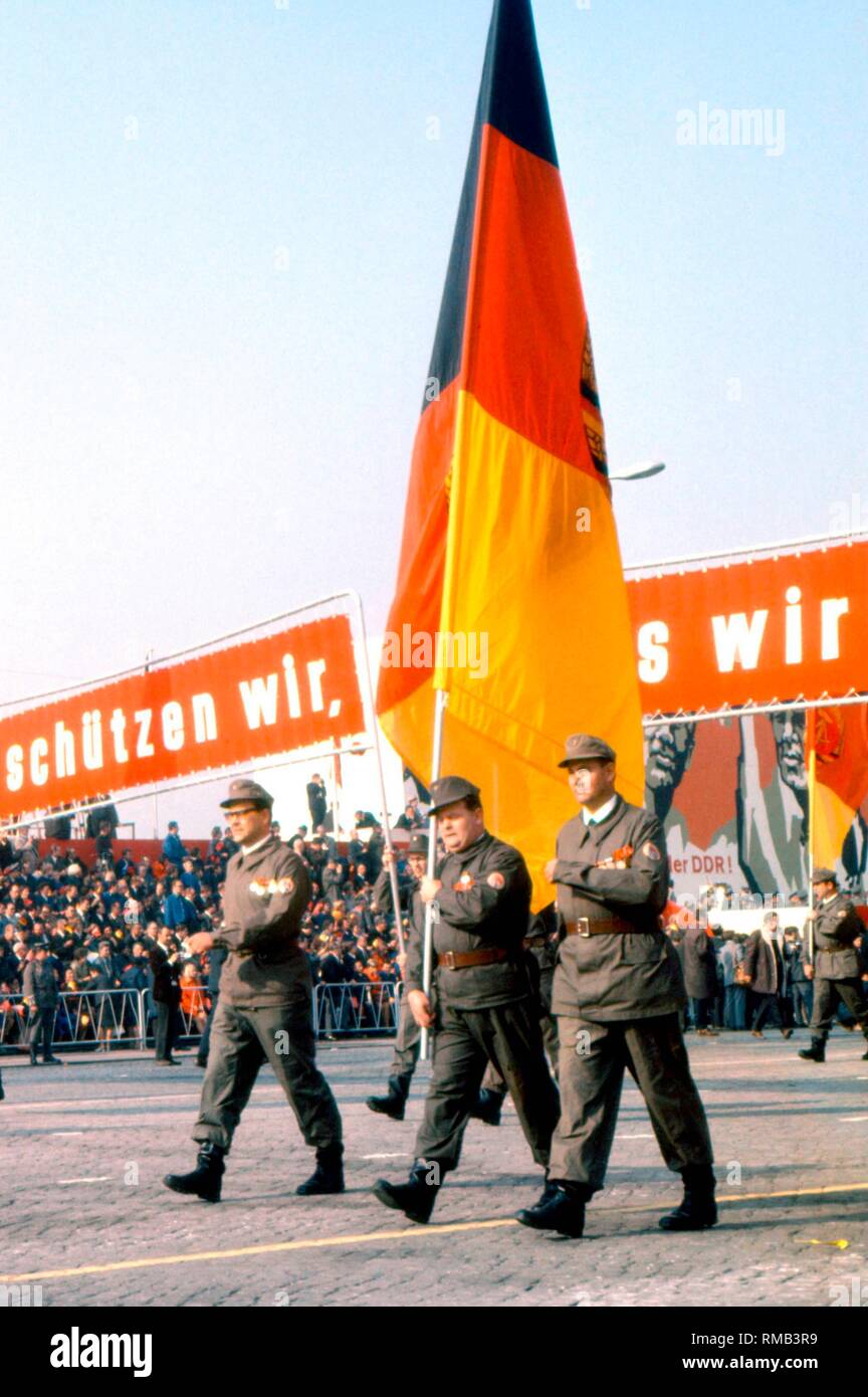 Parade der Einheiten der SED-Kampfgruppen anlässlich des 10. Jahrestages der Errichtung der Berliner Mauer auf dem Marx-Engels-Platz in Berlin Ost, offiziell als Kampfgruppen der Arbeiterklasse durch die SED. Stockfoto