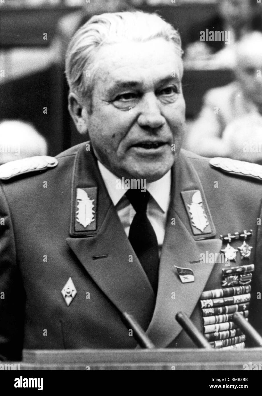 Heinz Hoffmann (28.11.1910 - 02.12.1985) Allgemeine Armee und Verteidigungsminister der DDR, die zwischen 1960 - 1985 Minister für Nationale Verteidigung, die zwischen 1973 - 1985 Mitglied des Politbüros des Zentralkomitees der Sozialistischen Einheitspartei (SED). Rede auf der 10. SED-Parteitag im April 1981 in Ost-Berlin. Stockfoto