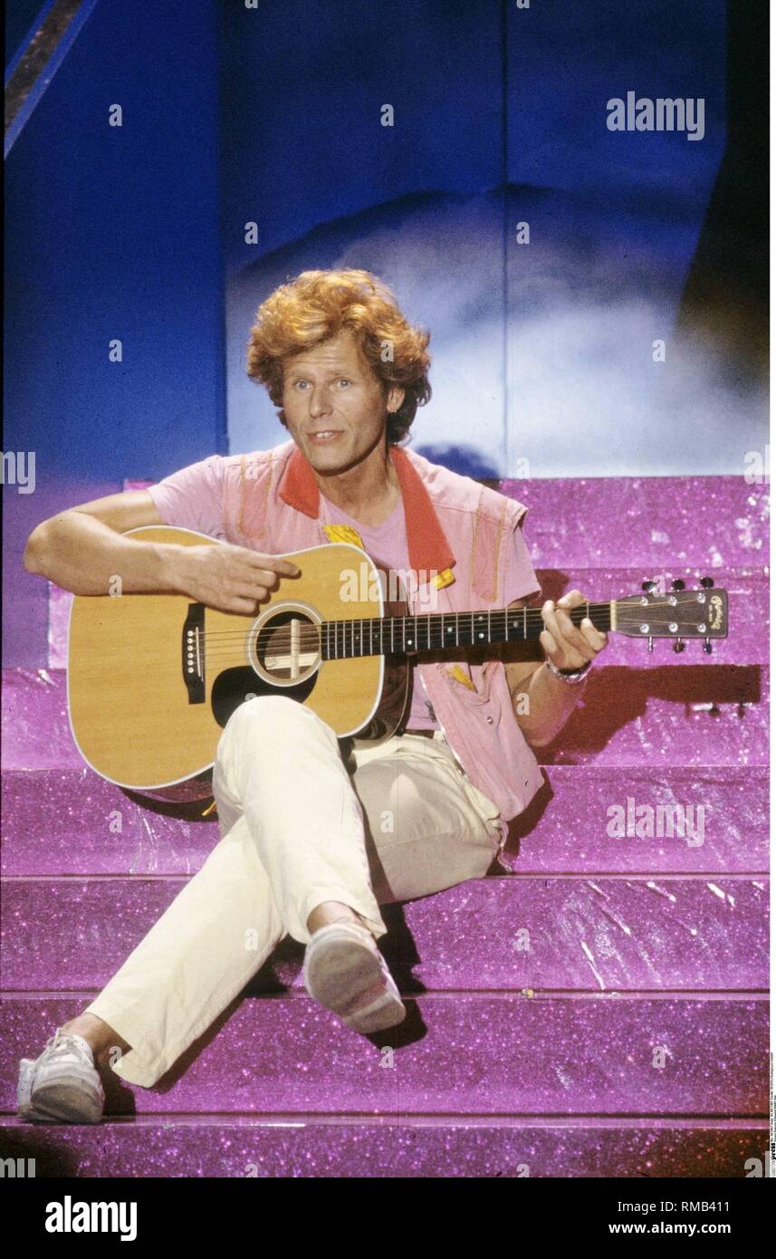 Der österreichische Sänger und Songwriter bei einem Gig in 1987. Stockfoto