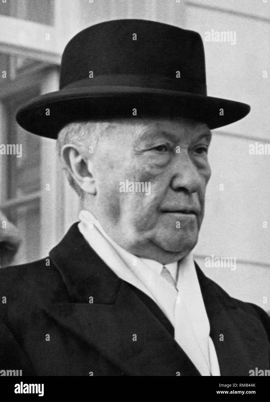 Bundeskanzler Konrad Adenauer mit Homburg am 1. Mai 1961. Foto: Presse- und Informationsamt der Bundesregierung. Stockfoto