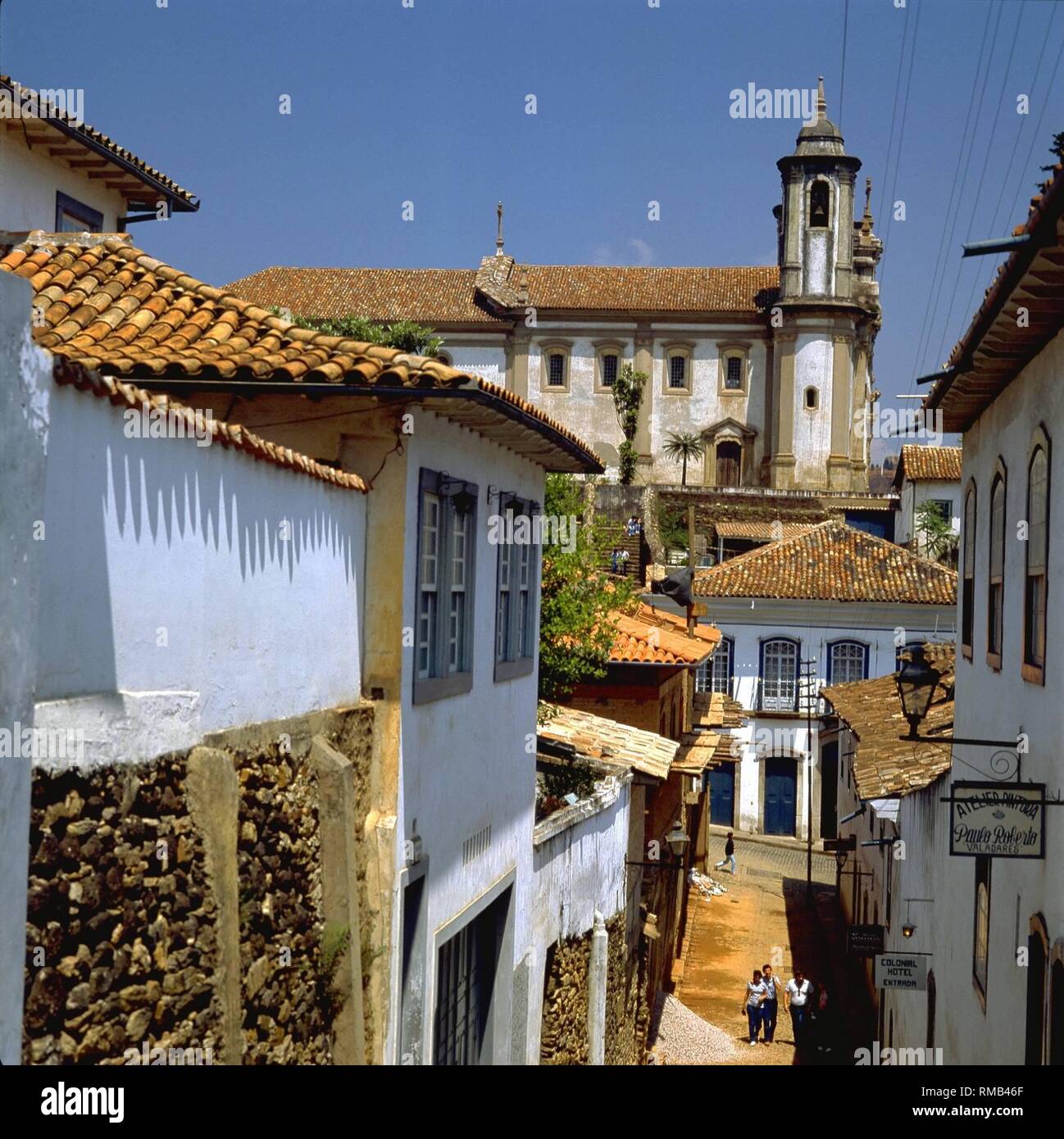 Blick auf die Altstadt von Ouro Preto mit der Sao Francisco Kirche. Stockfoto
