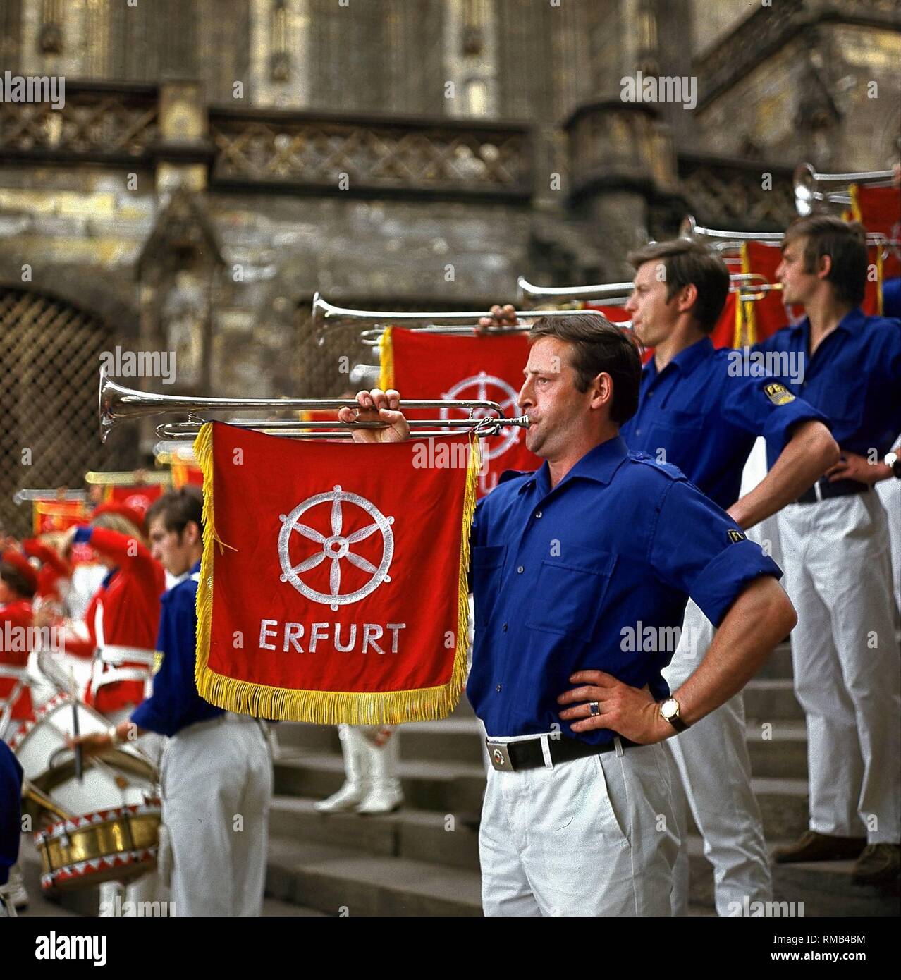 Fanfaren Corps der Freien Deutschen Jugend auf den Stufen des Erfurter Dom. Stockfoto