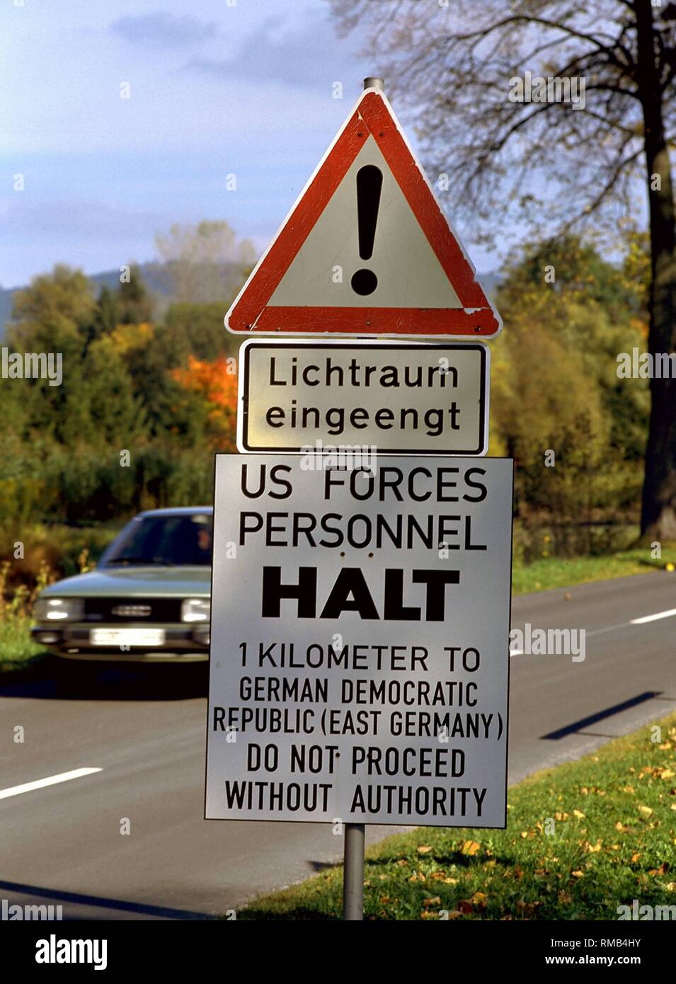 Zeichen auf einer Landstraße in Bayern, dass das Bewusstsein für die uns an die DDR-Truppen an der Grenze zieht. Stockfoto