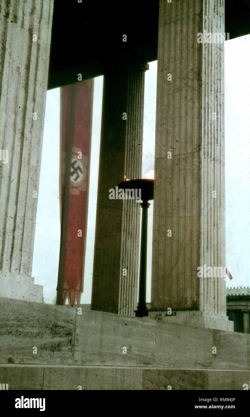 Blick durch die Säulen eines der beiden Ehrentempels am Königsplatz, wo die Sarkophage der Unfall des Beer Hall Putsch in 1923 gelegt wurden. Stockfoto