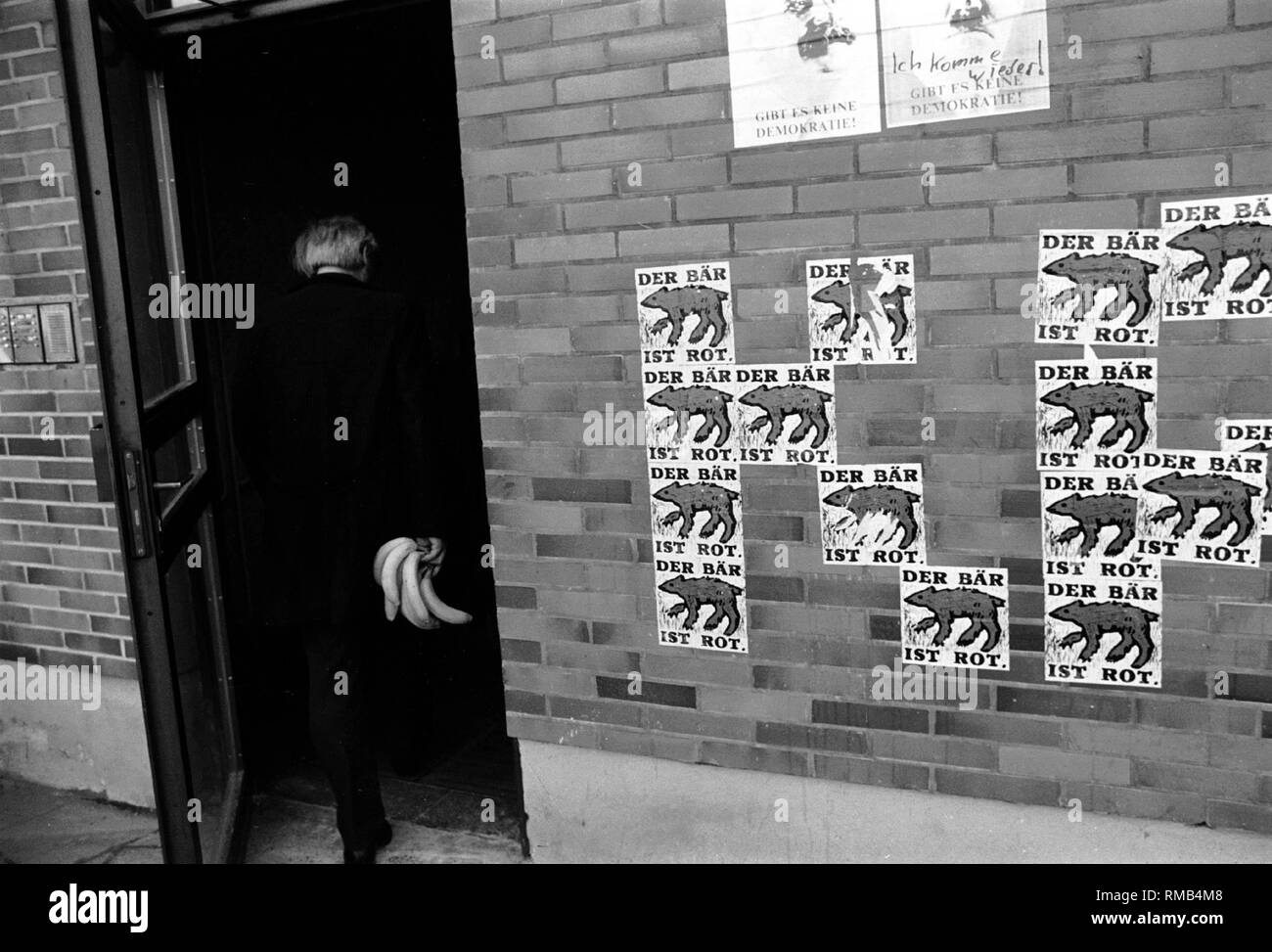 Mann mit Bananen...", Der Bär bleibt rot', Straßenszene in Memhardstrasse, Berlin-Mitte, 17.03.1990. Stockfoto