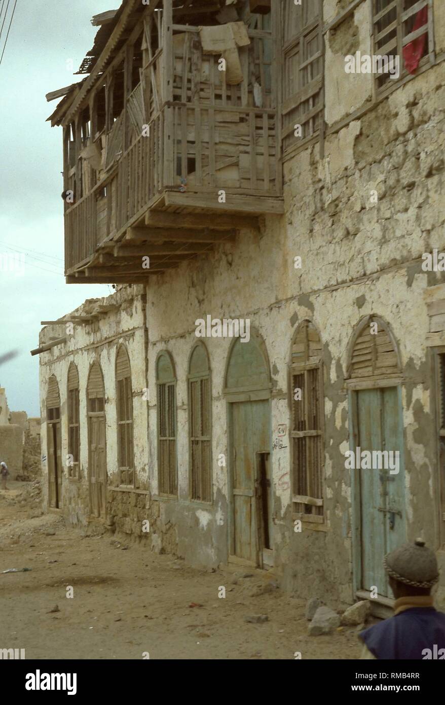 Fassaden von verlassenen und teilweise zerstörten Wohnhäuser in der sudanesischen Hafenstadt Suakin am Roten Meer. Anfang der 80er Jahre, erneute Spannungen zwischen der arabisch-islamischen Norden und dem afrikanischen Süden Christian-Black zusammen mit der fortschreitenden Islamisierung, führte zu einem erneuten Ausbruch des Bürgerkriegs im Sudan. Stockfoto