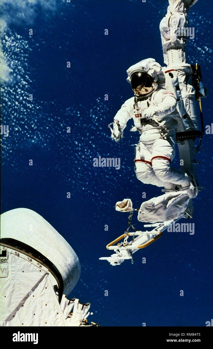 Amerikanische Astronaut Bruce McCandless arbeitet außerhalb des Space Shuttle "Challenger" auf der SPAS OIA-Satelliten. Diese EVA (Extra Vehicular Activity) wurde durch während des 11 Shuttle Mission, den sogenannten STS 41 B. durchgeführt Dieser Satellit war der Erste, der Erde zurückgegeben werden, dann war es repariert und wieder verwendet werden. Stockfoto