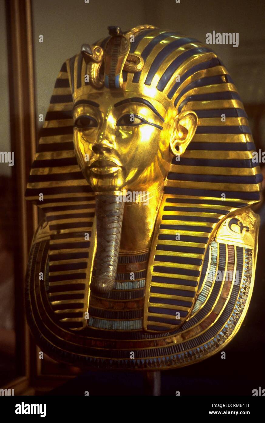 Goldene Grab Maske Des Agyptischen Pharao Der 18 Dynastie Tutanchamun Die Zwischen 1347 1339 V Chr Regierte Sein Grab Das Von Der Britische Archaologe H Carter Im Tal Der Konige Im Jahre 1922