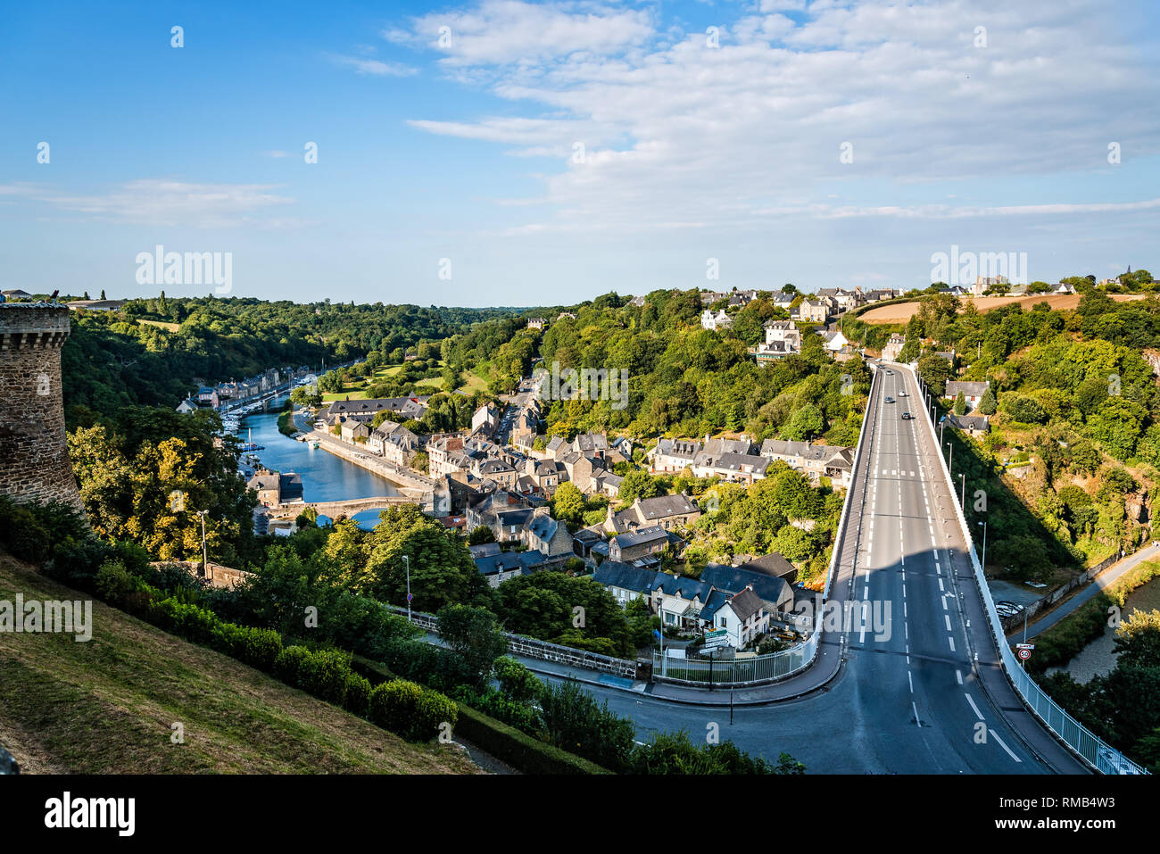 Blick auf den Hafen am Fluss Rance und den Viadukt in der Stadt Dinan, Bretagne Stockfoto
