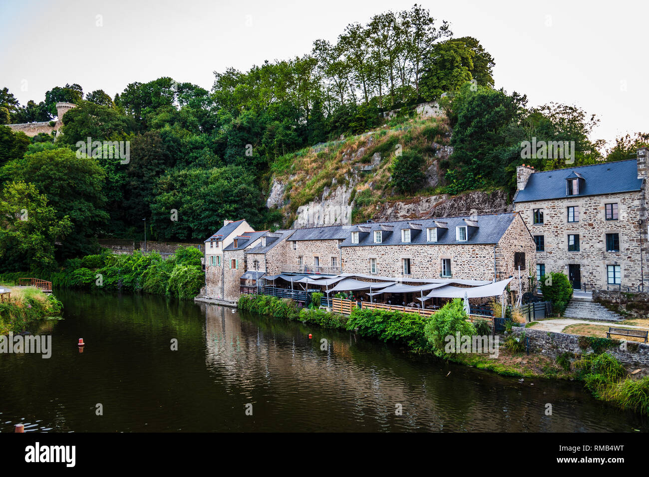 Malerische Häuser und Restaurants am Fluss Rance in den Hafen der Stadt Dinan, Bretagne Stockfoto