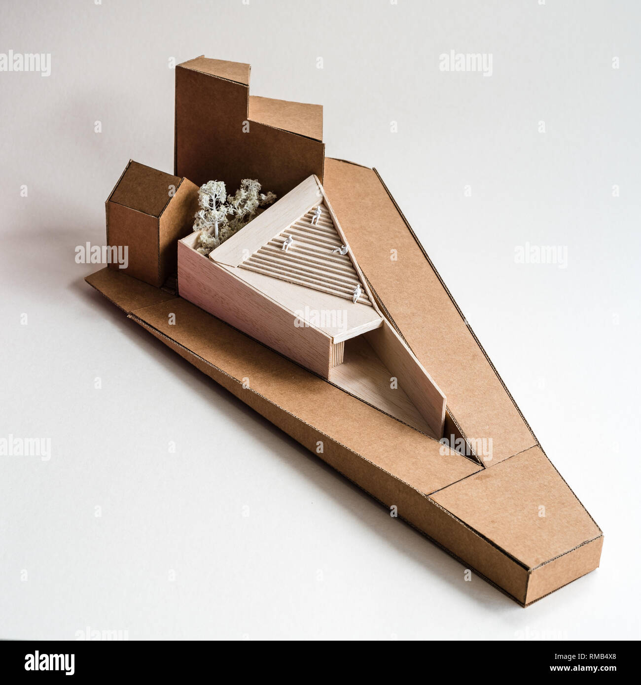 Moderne Architektur Modell mit Holz und Karton auf weißem Hintergrund  Stockfotografie - Alamy