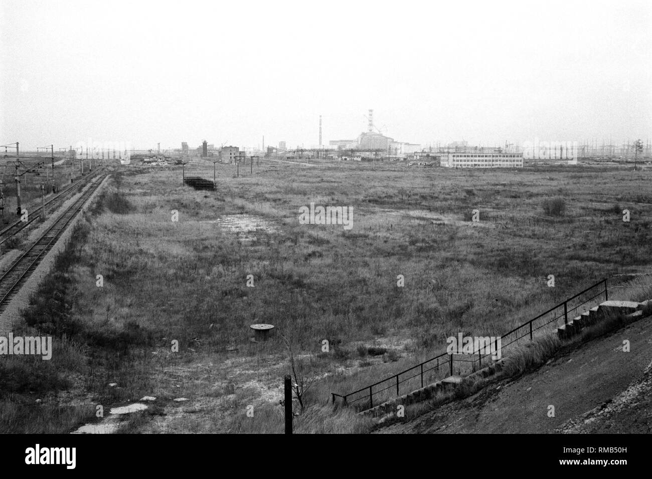 Abgestrahlte Landschaft in der 30-km-Sperrzone, im Hintergrund der Katastrophe von Tschernobyl Reaktor in der konkreten Sarkophag. Stockfoto