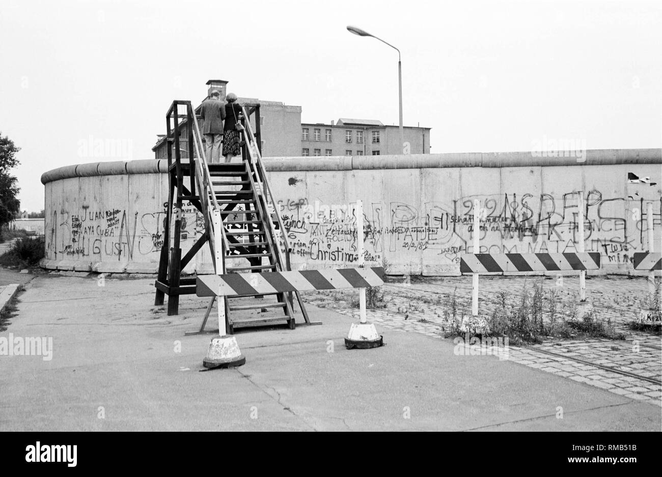 Aussichtsturm Auf Der Berliner Mauer In Der Stresemannstrasse Im Stadtteil Kreuzberg Stockfotografie Alamy