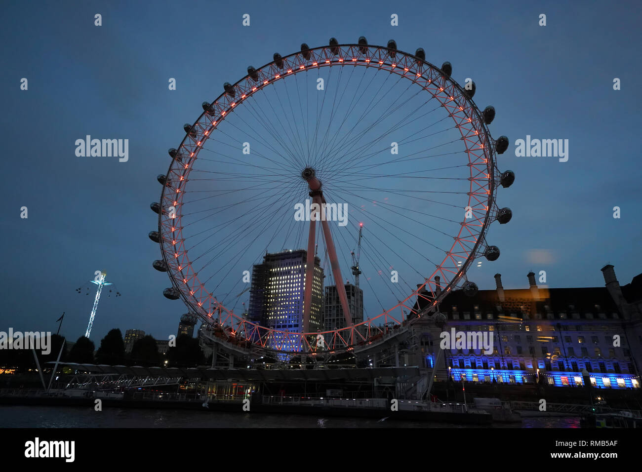 Ein Blick auf die Coco Cola London Eye in London, Vereinigtes Königreich. Es ist Europas größte freitragende Aussichtsrad. Stockfoto
