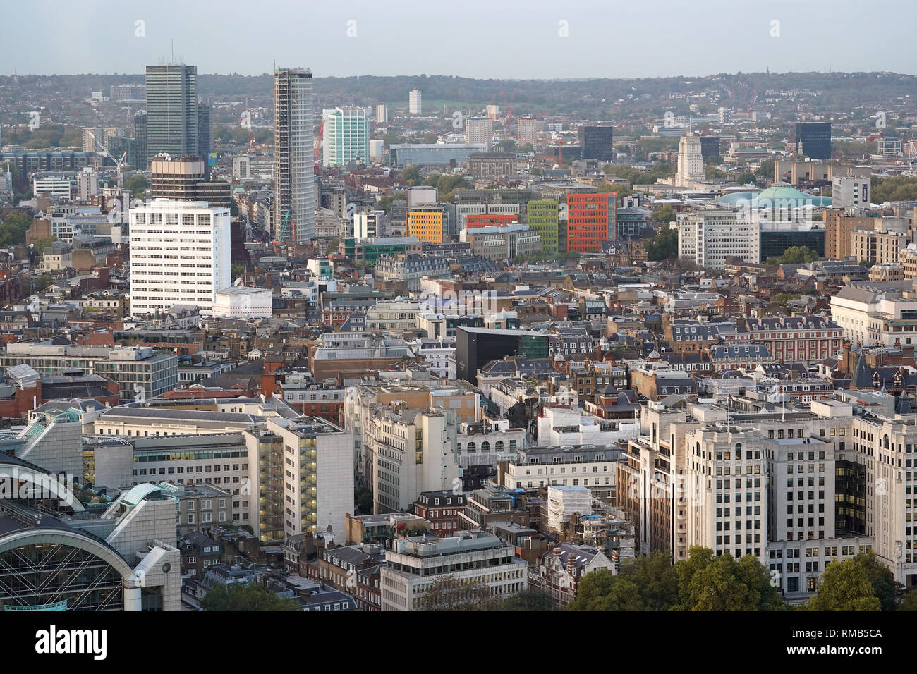 Ein Blick auf die London von der Innenseite der Coco Cola London Eye in London, Vereinigtes Königreich. Es ist Europas größte freitragende Aussichtsrad. Stockfoto