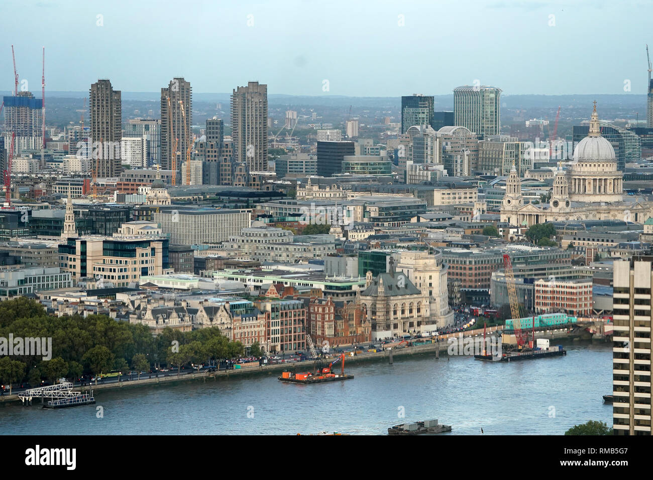 Ein Blick auf die London von der Innenseite der Coco Cola London Eye in London, Vereinigtes Königreich. Es ist Europas größte freitragende Aussichtsrad. Stockfoto