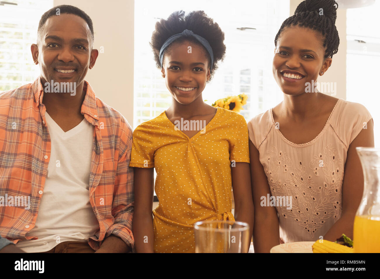 Afrikanische amerikanische Familie glücklich lächelnd an Kamera Stockfoto