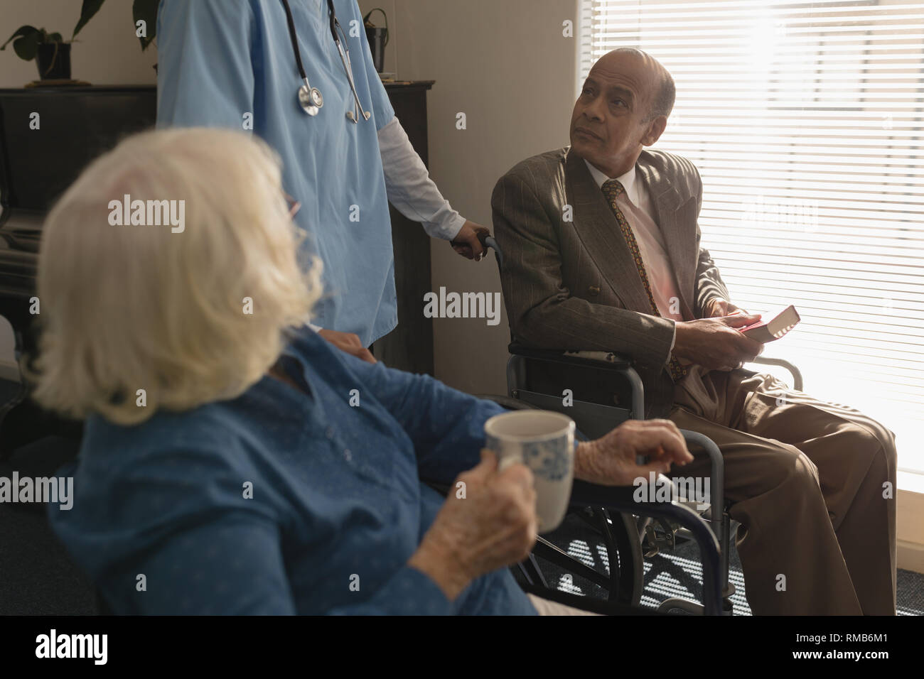 Deaktivieren senior Paar im Gespräch mit dem Arzt zu Hause Stockfoto
