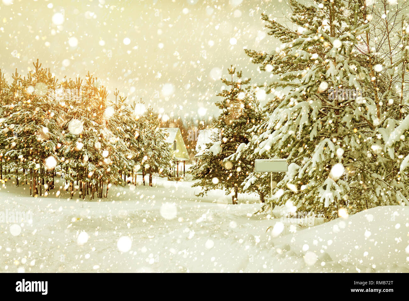 Schönen Winter Landschaft mit Wald und Dorf. retro getönten Landschaft. Weihnachten und neues Jahr Feier winter Szene Stockfoto
