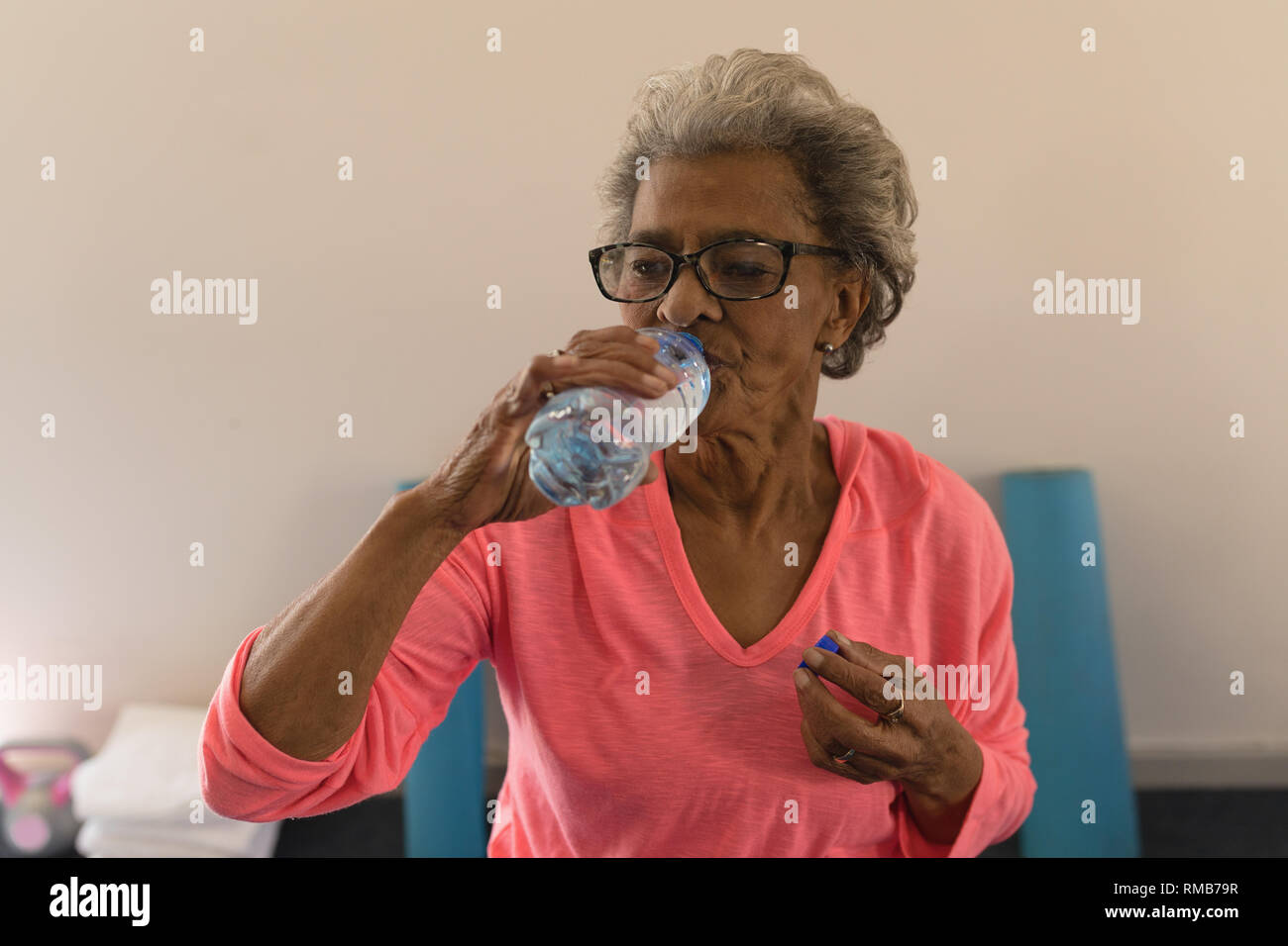 Ältere Frau Trinkwasser nach dem Workout Stockfoto