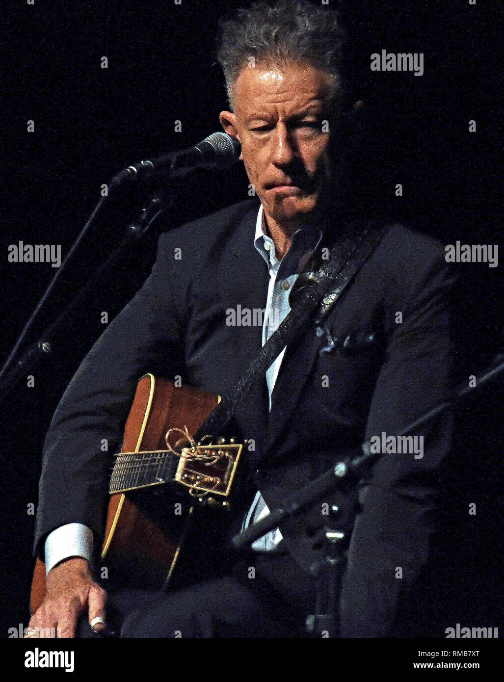 Emporia, Kansas, USA, 13. Februar 2019 Grammy Award Gewinner Lyle Lovett spielt Gitarre, während der Vorstellung heute Abend Stockfoto