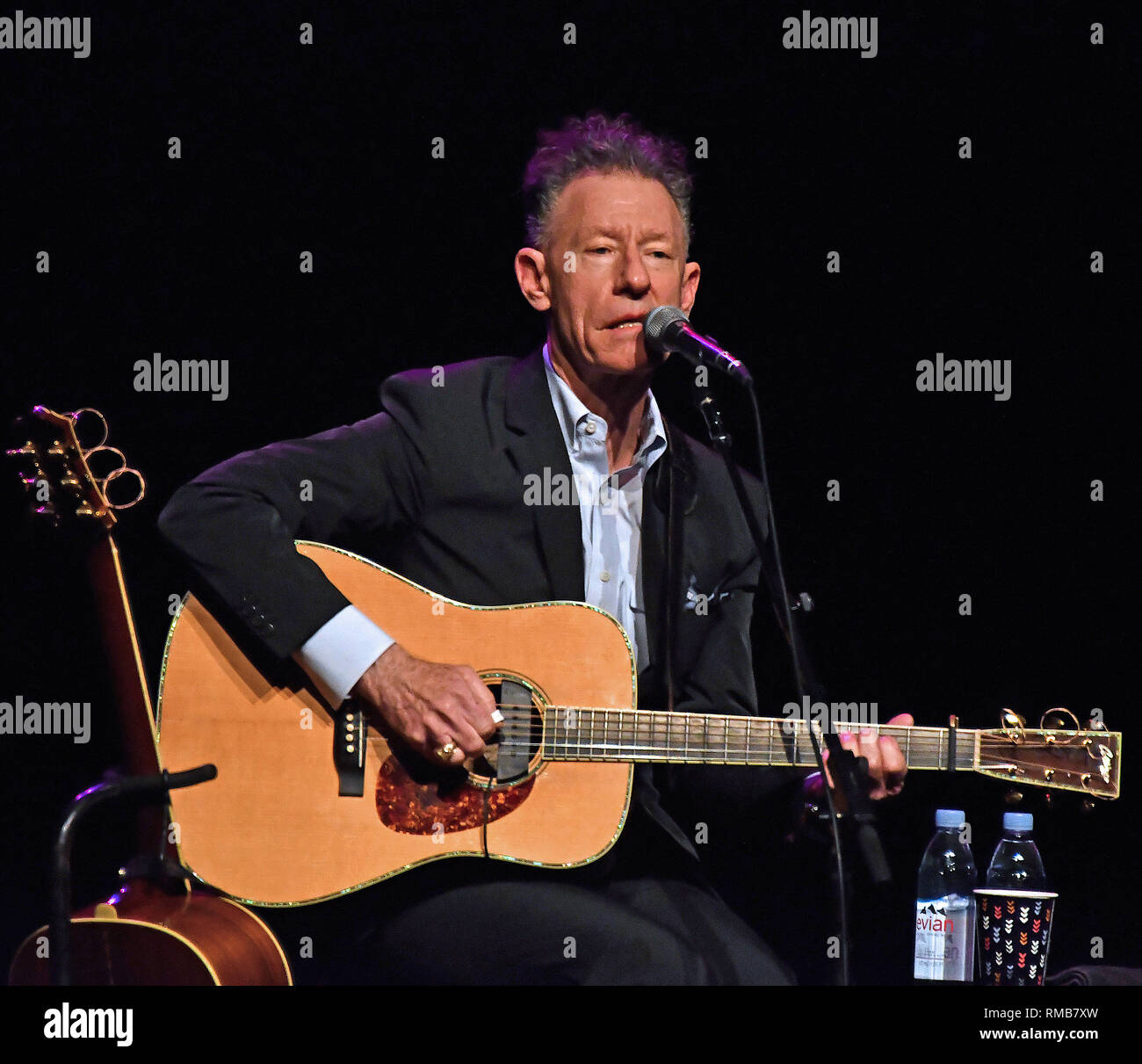 Emporia, Kansas, USA, 13. Februar 2019 Grammy Award Gewinner Lyle Lovett spielt Gitarre, während der Vorstellung heute Abend Stockfoto