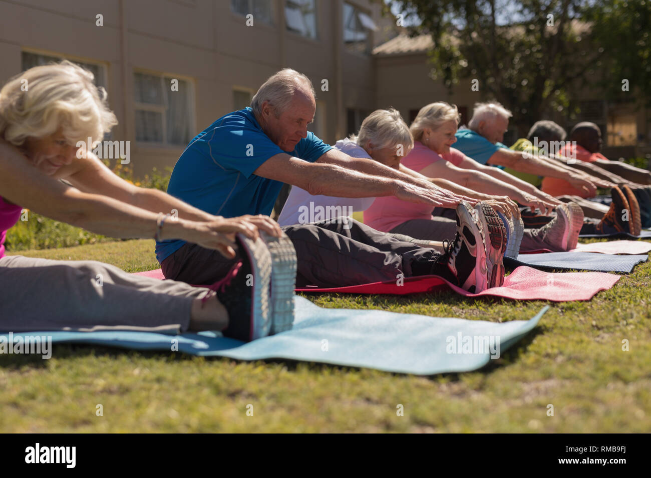 Gruppe von älteren Menschen Übungen im Park Stockfoto
