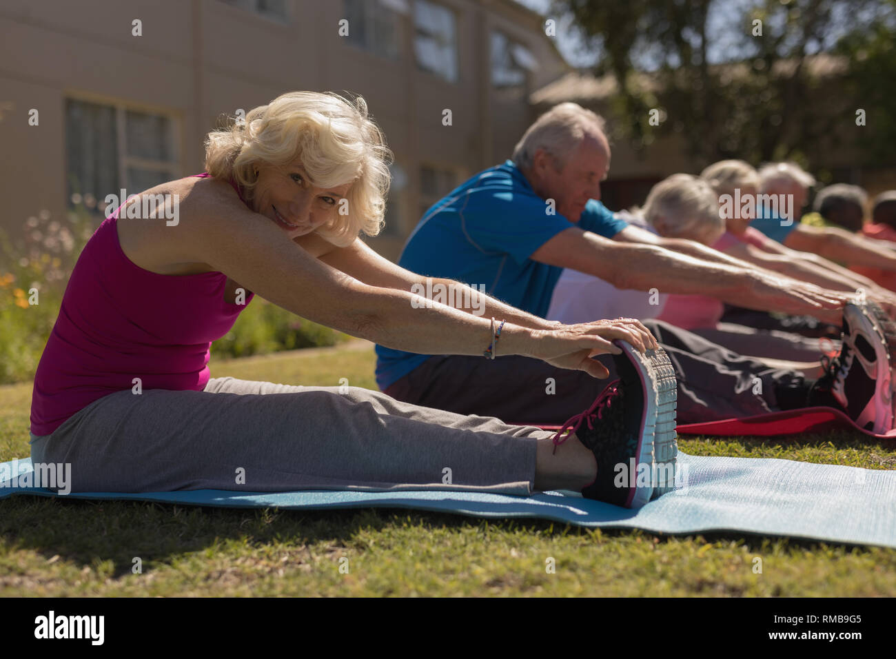 Gruppe von älteren Menschen Übungen im Park Stockfoto