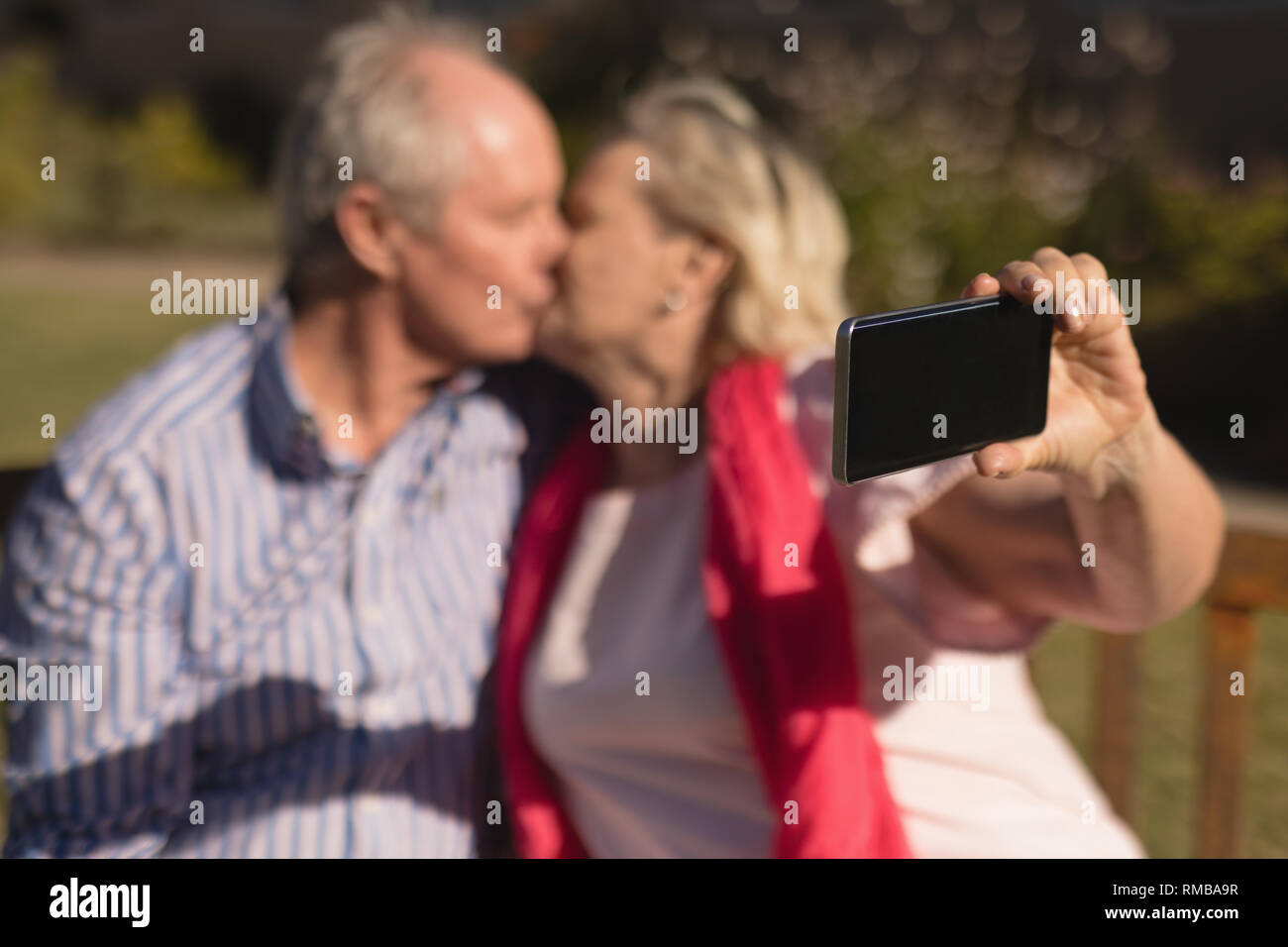 Senior Paar unter selfie mit Handy während küssen einander Stockfoto