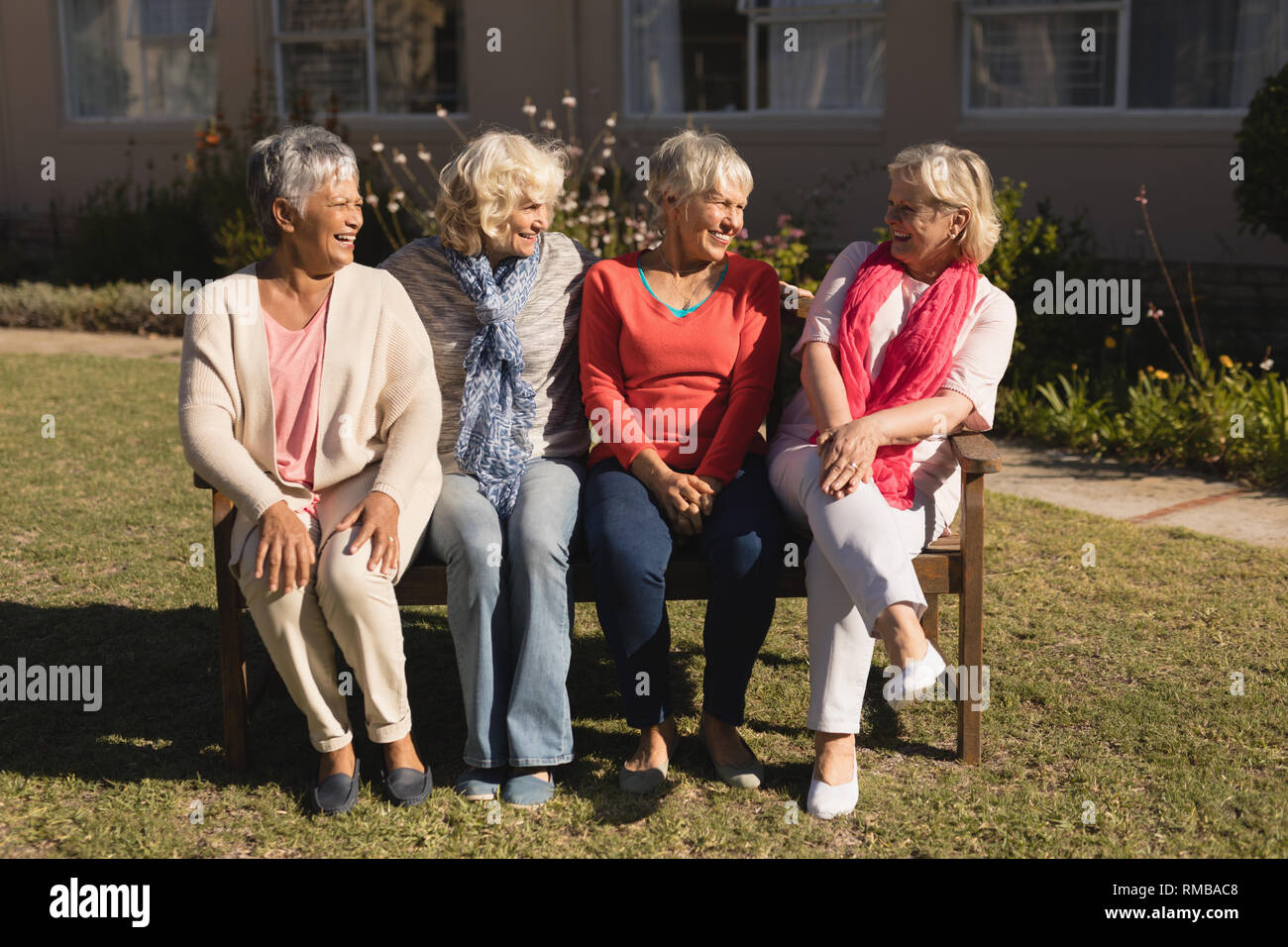Gruppe von älteren Frauen mit einander im Park Interaktion Stockfoto