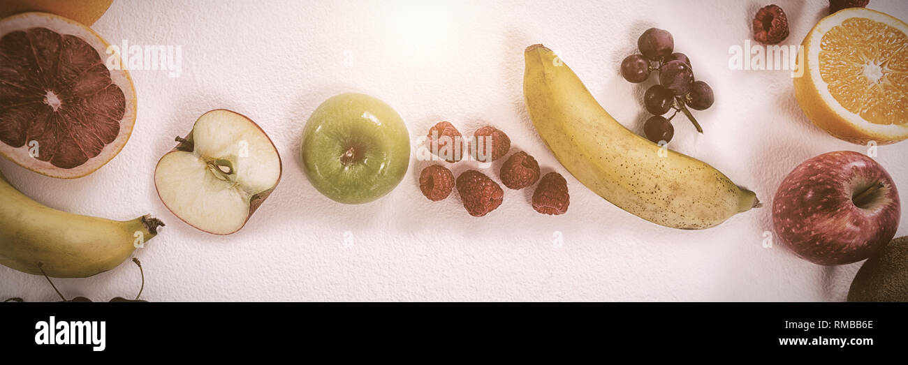 Verschiedene Arten von Früchten auf weißem Hintergrund angeordnet Stockfoto