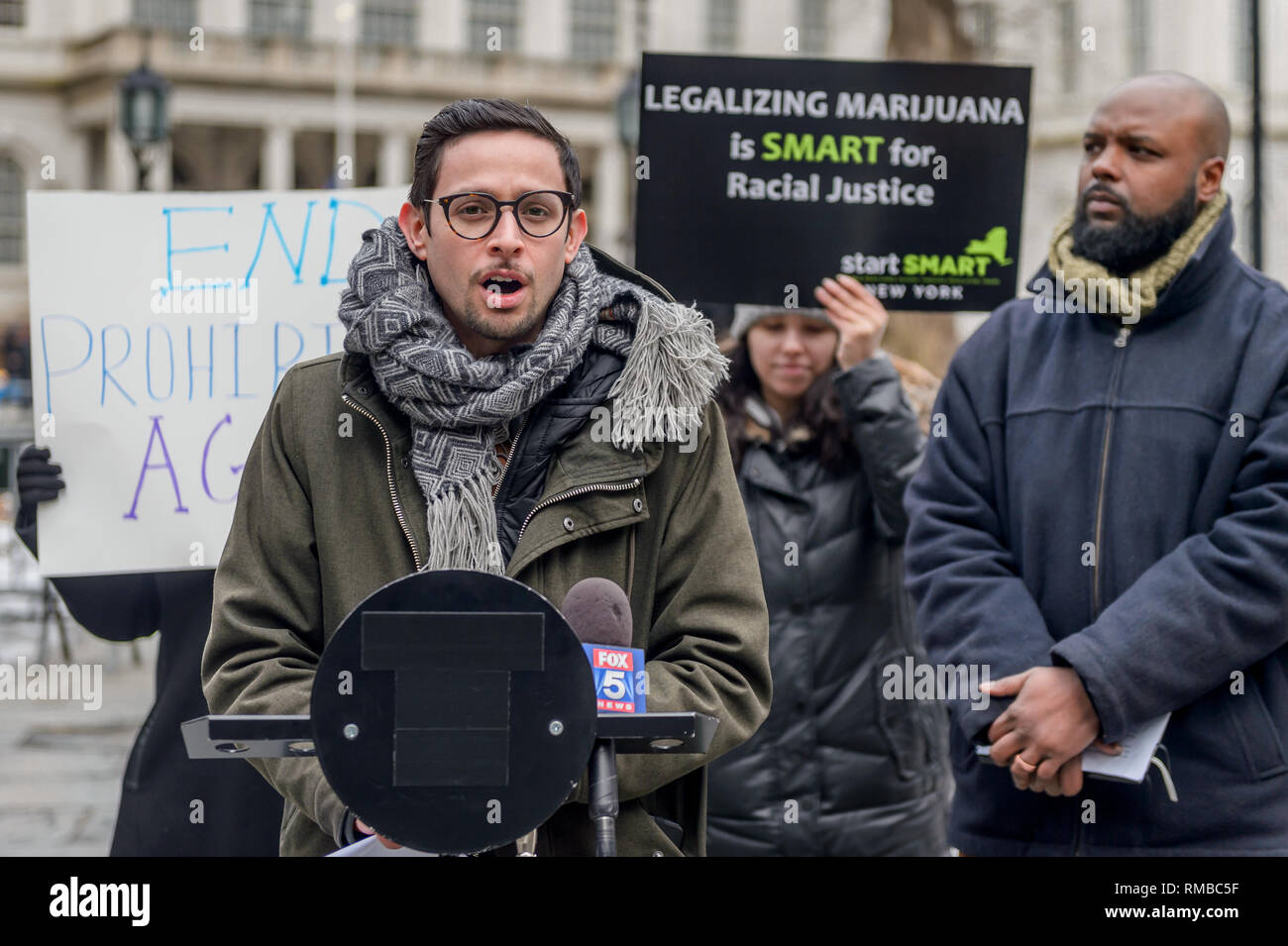 New York, Vereinigte Staaten. 13 Feb, 2019. Anthony Posada, Gemeinschaft, Gerechtigkeit Gerät betreuende Rechtsanwalt, Rechtsbeistand - Progressive Caucus sammelten mit dem Schwarzen, Latino/a, und Asiatischen Caucus Ratsmitglied BLAC und der Drug Policy Alliance außerhalb der Stadt Halle am 13. Februar 2019 die Einführung von Rechtsvorschriften und Beschlüsse ihre Unterstützung für die Legalisierung zu Stimme zu markieren, reduzieren Sie die Sicherheiten Folgen von Marihuana Kriminalisierung, und Förderung von Strategien, die Einbeziehung der Gemeinschaften zu priorisieren, die am meisten von Marihuana Kriminalisierung geschädigt. Credit: Erik McGregor/Pacific Press/Alamy leben Nachrichten Stockfoto