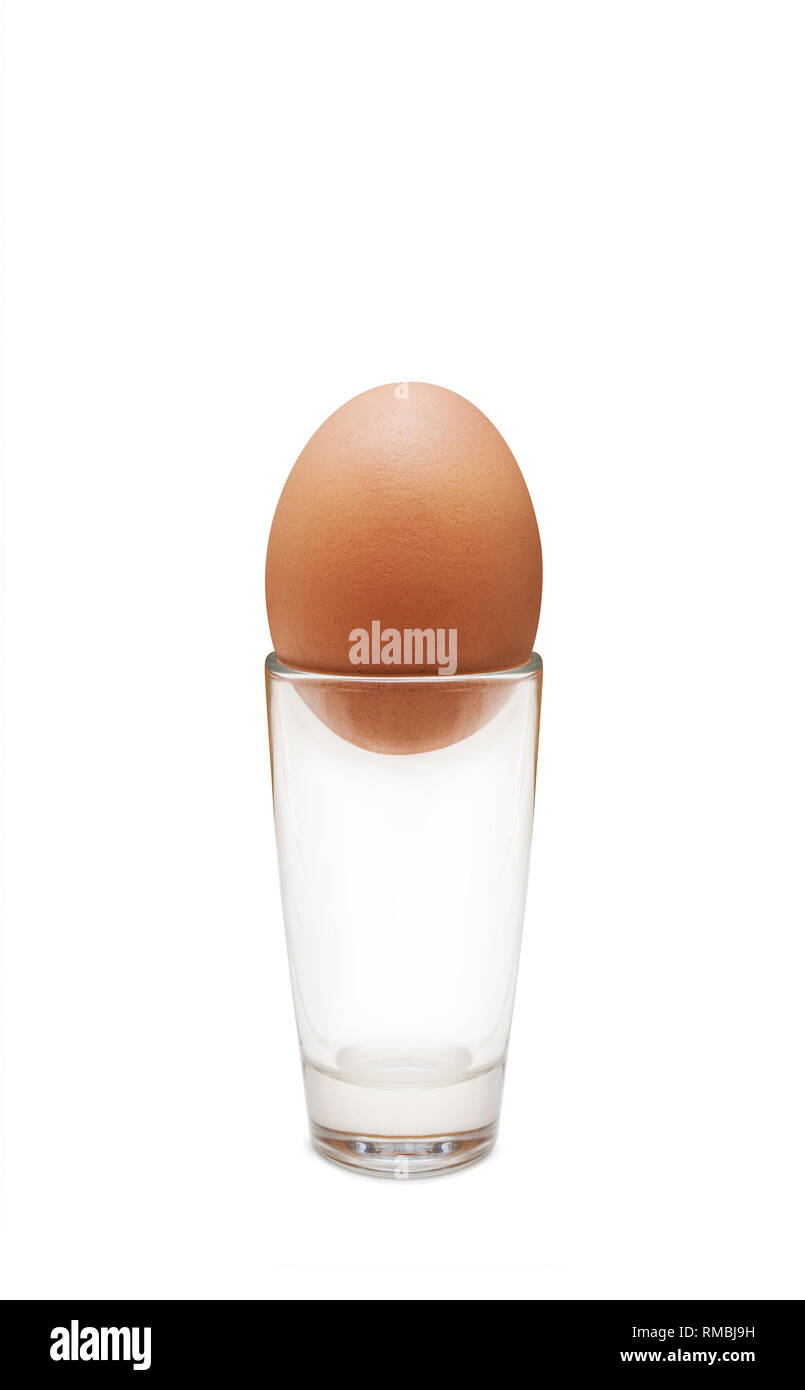 Ei und Glas auf weißem Hintergrund Stockfoto