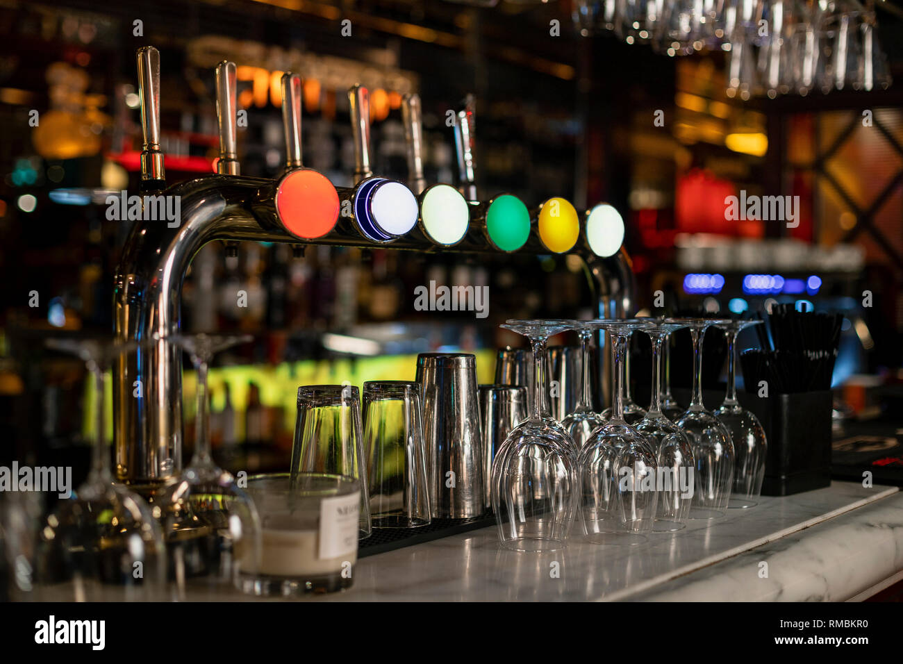 Nahaufnahme einer Reihe von Bier tippt auf einen Tresen in einem Restaurant. Stockfoto