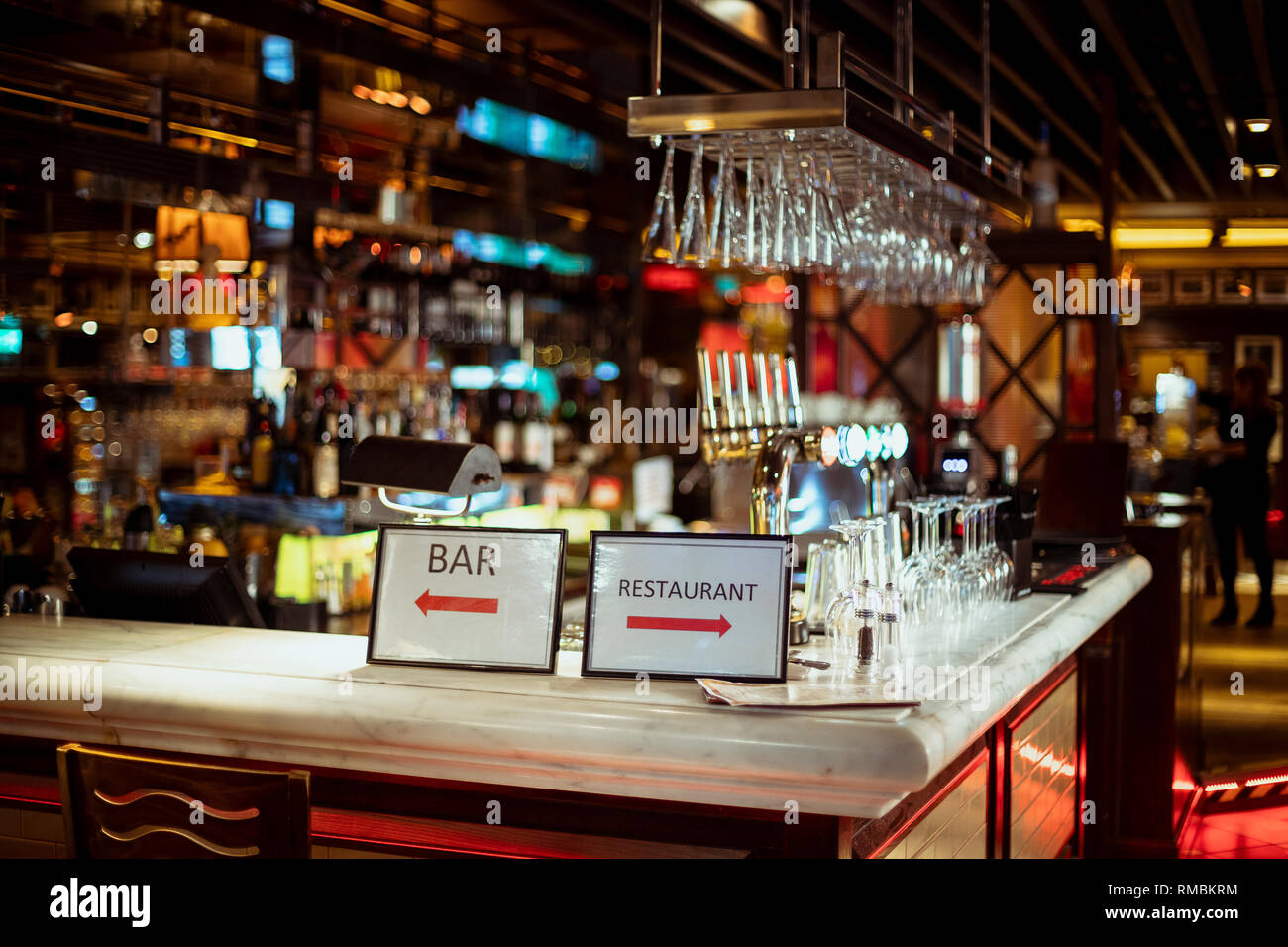 Innere Aufnahme der ein Restaurant Theke mit Zeichen, entweder die Bar oder das Restaurant. Stockfoto