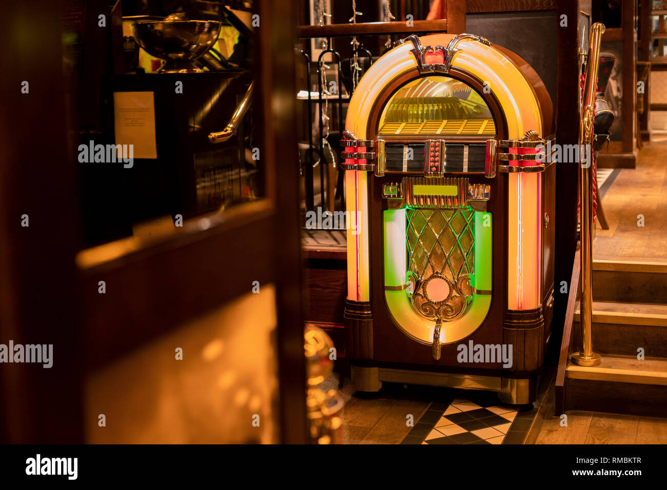 Retro Jukebox in der Ecke ein Restaurant durch eine Treppe. Stockfoto