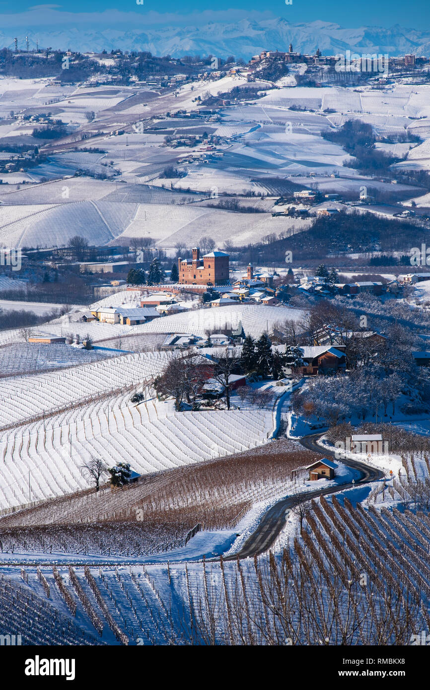 Hügeligen Landschaft auf die Weinberge der Langhe in der Unesco Gebiet Italiens sind sichtbar, das Schloss von Grinzane Cavour und die Berge des Monviso Stockfoto