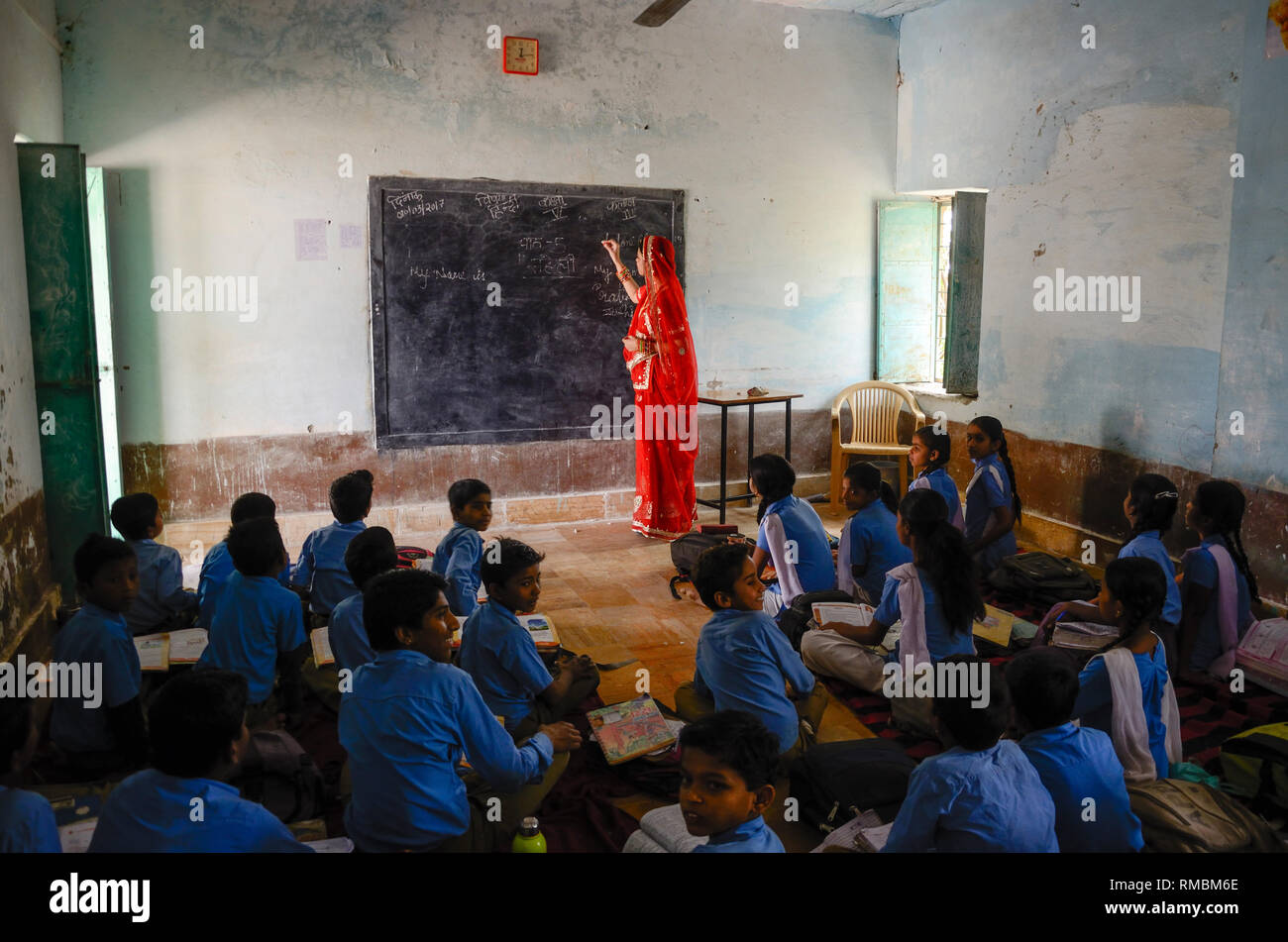 Lehrer unterrichten Schüler in der Schule Klasse Zimmer, Jaisalmer, Rajasthan, Indien, Asien Stockfoto