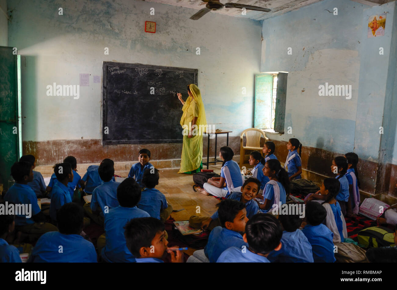 Lehrer Schüler in der Schule Klassenraum, ländliche Schule, Jaisalmer, Rajasthan, Indien, Asien Stockfoto
