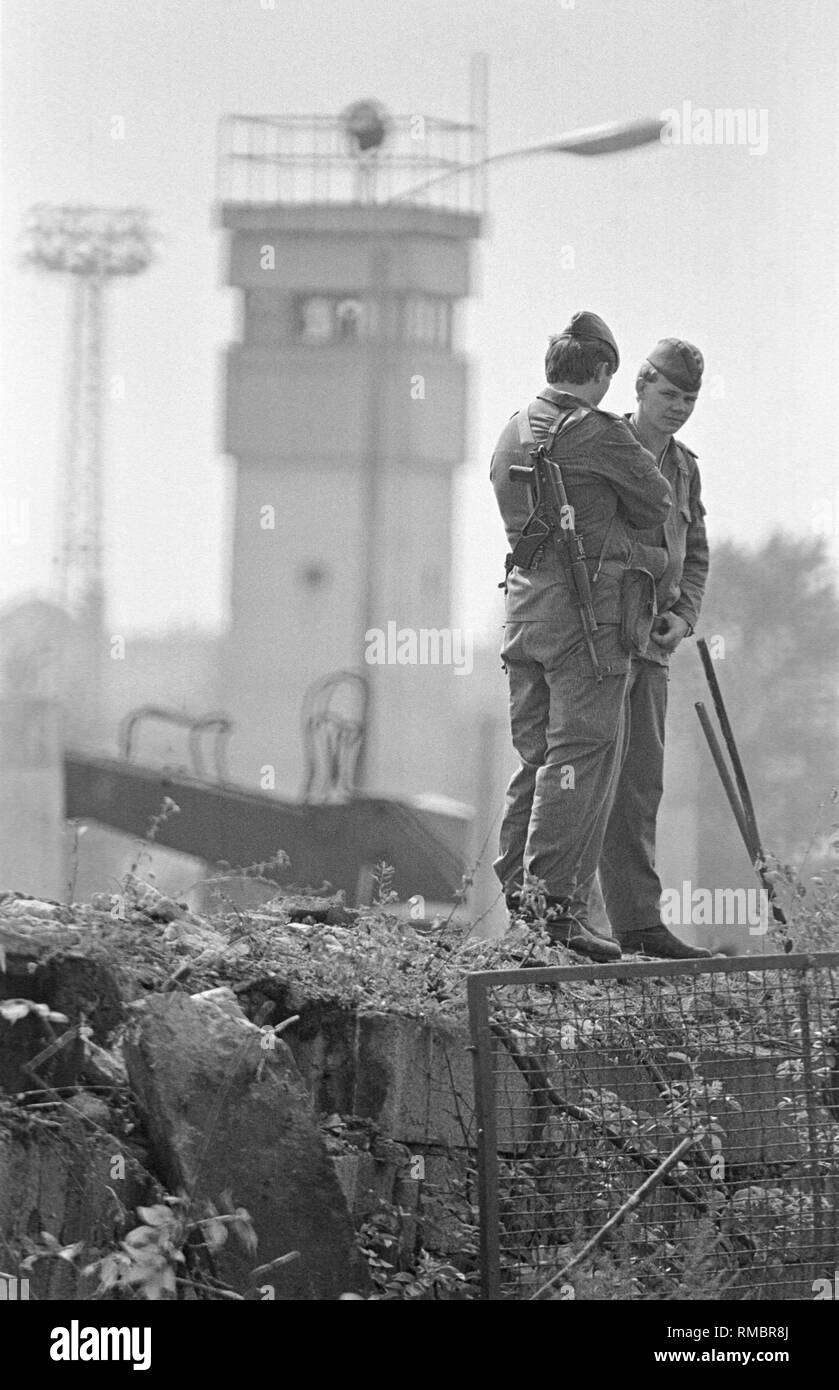 Mitglieder der Grenztruppen Schutz der Grenze Pioniere in der Modernisierung der Wand im Bezirk Wedding. Im August 1985, die DDR-Behörden beginnt der letzte Abschnitt der Berliner Mauer mit einem über vier Meter hohe Betonmauer zu aktualisieren. Stockfoto