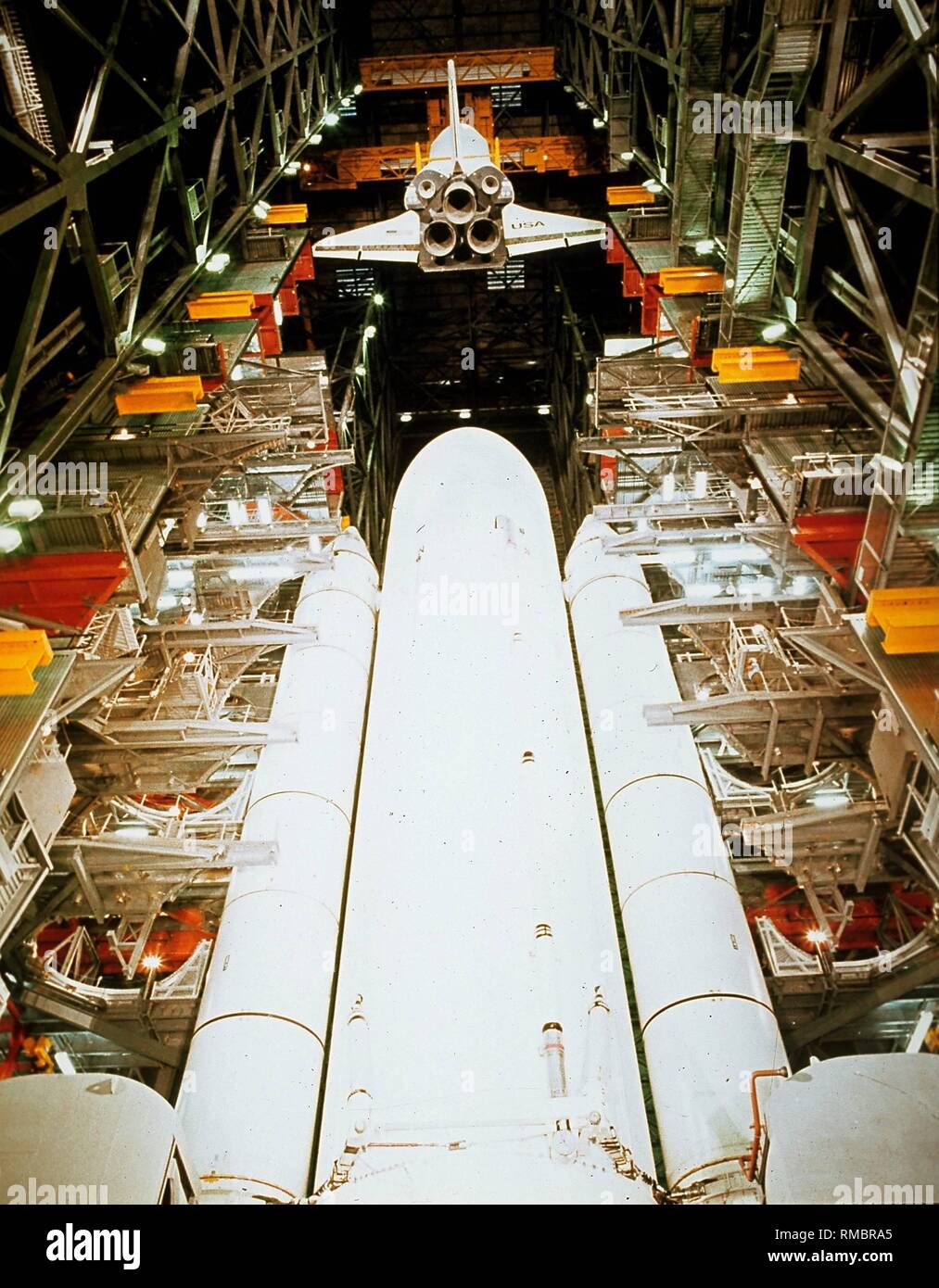 Ein Space Shuttle ist für seinen Start in der Montagehalle im Kennedy Space Center vorbereitet. Auf dem Foto ist der wiederverwendbaren Raumfähre, bevor Sie an den externen Kraftstofftank und der feststoffraketen rocket Motor angeschlossen. Stockfoto