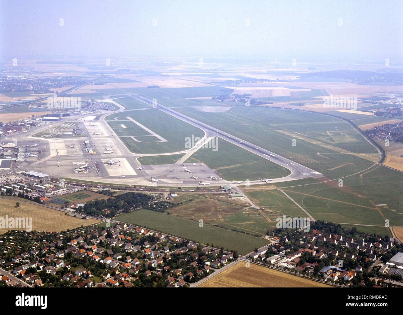 Der Munchner Flughafen Riem Als Blick Nach Osten Nach Dem Umzug Der Flugbetrieb Nach Erding Die Auf Dieser Website Waren Die Neue Messe Riem Und Buga Gebaut Stockfotografie Alamy