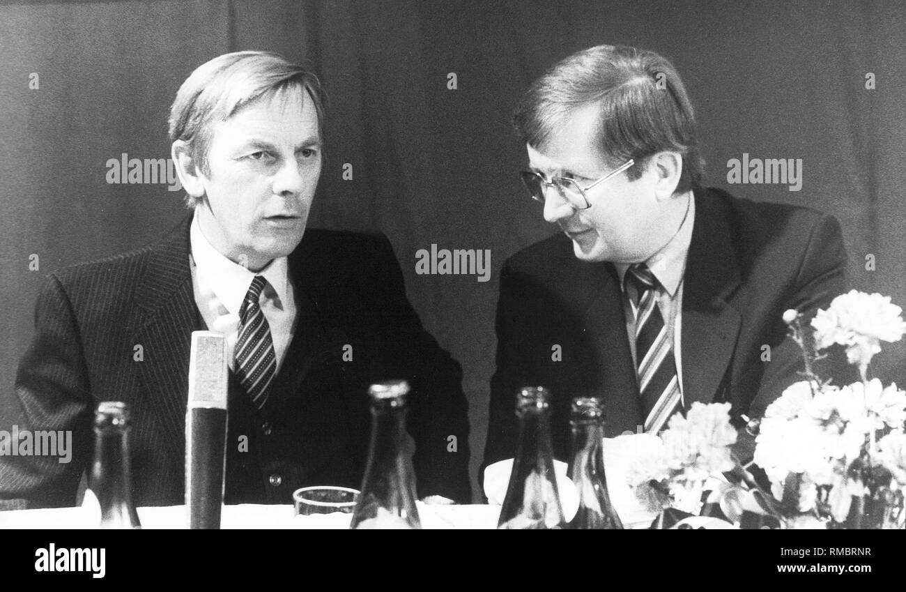 Ekkehard Voigt und Franz Handlos auf dem Kongress der neuen Partei "Die Republikaner" am 27. November 1983 im Hilton Hotel in München. Stockfoto